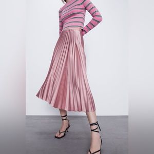 Zara Satin Effect Pleated Skirt. Size XS. In good condition. Slight stain.